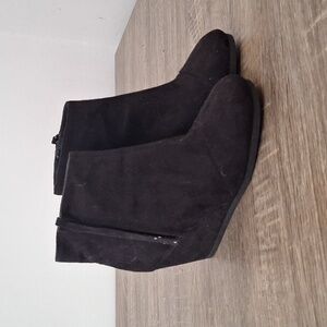 Cityclassified Black Platformed Boots Size: 5 1/2